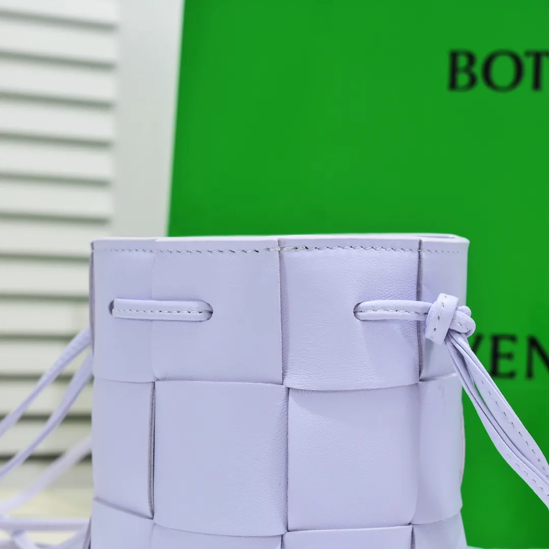 Small happy purple🔻Bottega veneta* new woven small bucket bag latest series# The square bag shape is matched with classic woven elements, drawstring design, minimalism, and has a very large capacity. Every color is beautiful, it is simple and elegant but has a cool style. It can be used by both men and women, and the upper body is fashionable and classy! Style number: 6611# Large size: 14*9*9cm
